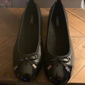 Size 10.5 woman’s black Vionics. Never worn